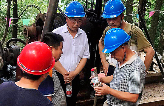 6月27日,安全检查专项小组在池州市三峰尖水泥配料用砂页岩矿普查项目部