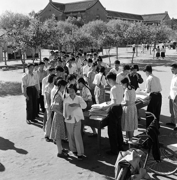 1957年6月19日，北京大学学生在校园内购买刊有毛泽东《关于正确处理人民内部矛盾的问题》一文的《人民日报》。新华社图片