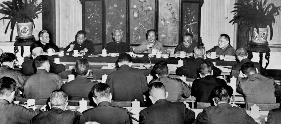 1961年1月，毛泽东在北京举行的中共八届九中全会上讲话，要求全党大兴调查研究之风，1961年要搞个实事求是年。新华社图片